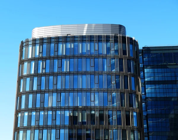 Biurowce zewnętrzne budynku w letni słoneczny dzień. Błękitne niebo odbiło się w szybie okien.. — Zdjęcie stockowe
