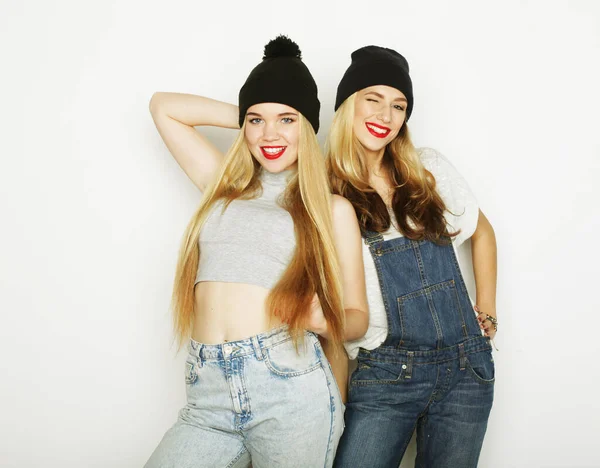 Concepto de amistad, emoción y gente: dos amigas jóvenes de pie juntas y divirtiéndose. — Foto de Stock