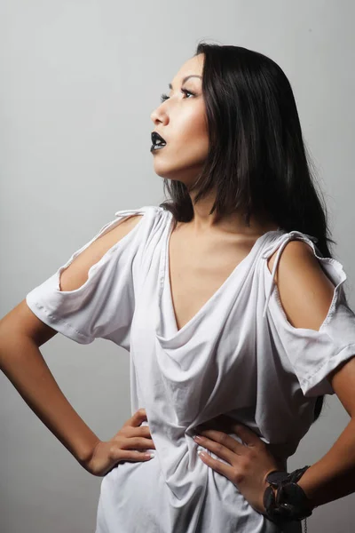 Bella giovane asiatica modello femminile con labbra nere e capelli lunghi, con indosso bluse bianco — Foto Stock