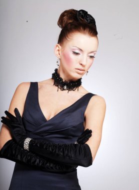 Mavi elbise ve karanfil giyen güzel bir kadının Vogue tarzı klasik portresi.