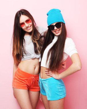 Yaşam tarzı ve insan konsepti: İki genç kız arkadaş bir arada duruyor ve eğleniyorlar.