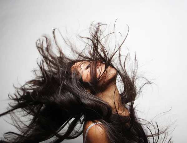 Mode och skönhet koncept: asiatisk kvinnlig modell med hår lätt fladdrar i vinden över vit bakgrund — Stockfoto