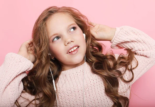 Gente, la infancia y el concepto de moda: niña pequeña con suéter rosa sobre fondo rosa — Foto de Stock