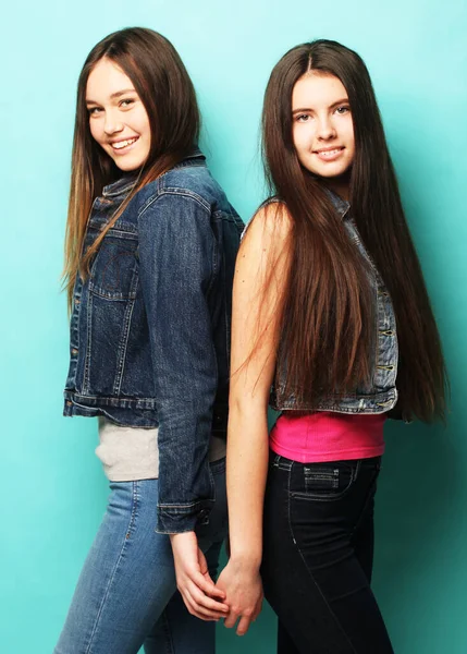 Dvě mladé dívky hipster přátelé stojí spolu, baví. — Stock fotografie