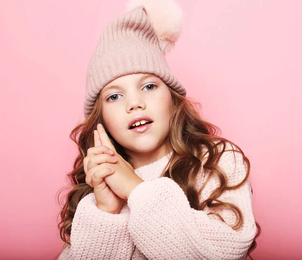 Persone, infanzia e concetto di moda: bambina che indossa maglione rosa su sfondo rosa — Foto Stock