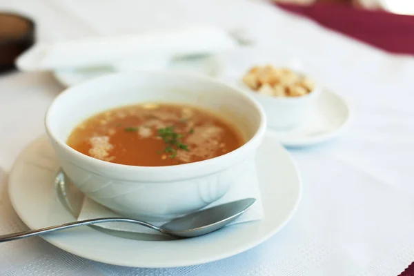 Sopa de pollo tradicional servida en un tazón sobre fondo blanco —  Fotos de Stock