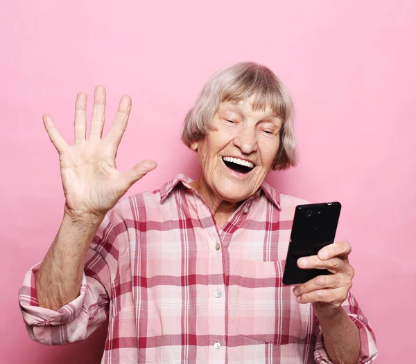 Livsstil, tehnologi och äldre människor koncept: Bild av glada mogna äldre kvinna med mobiltelefon. — Stockfoto