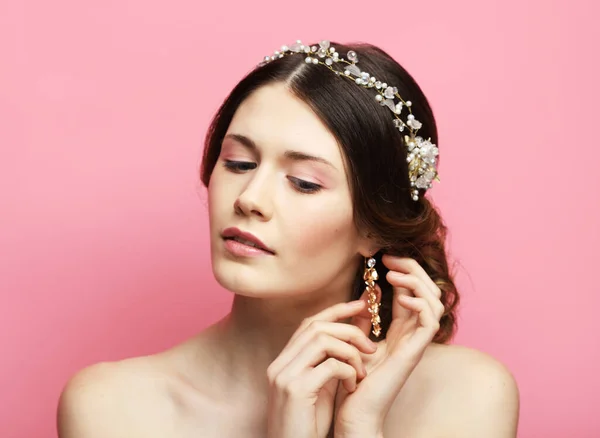 Sieraden, luxe, bruiloft en mensen concept: jonge bruid met prachtige diadeem in haar haar — Stockfoto