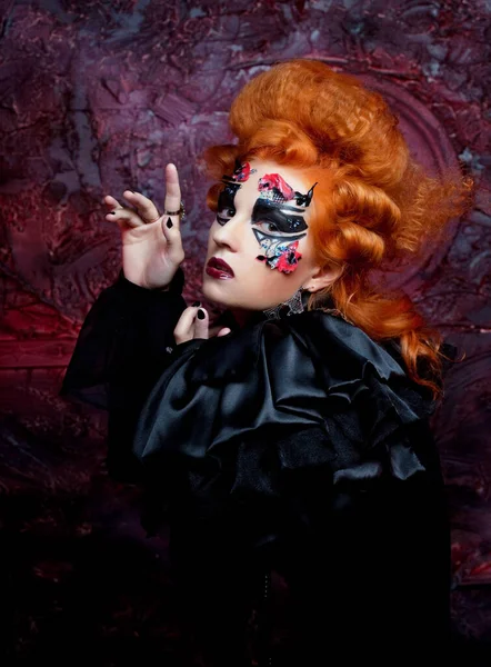 Готическая ведьма. Темная женщина. Рыжая женщина с ярким макияжем. — стоковое фото