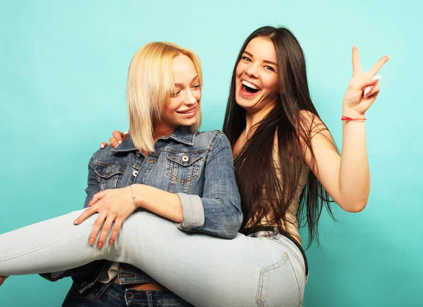 Lifestyle, vriendschap en people concept: twee stijlvolle hipster meisjes beste vrienden — Stockfoto
