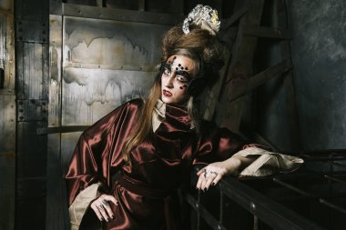 Yaratıcı bir iç mekanda şık bir steampunk bayan..