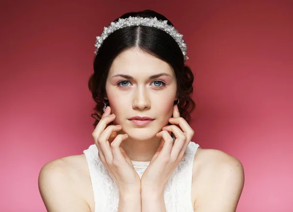 Hermosa novia Retrato de maquillaje de boda y peinado, chica en diamantes tiara, modelo de joyería, novia de moda — Foto de Stock