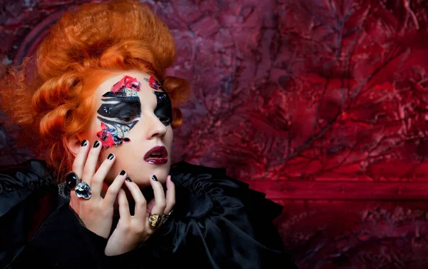Mujer joven pelirroja disfrazada de bruja. Maquillaje creativo para mascarada. —  Fotos de Stock