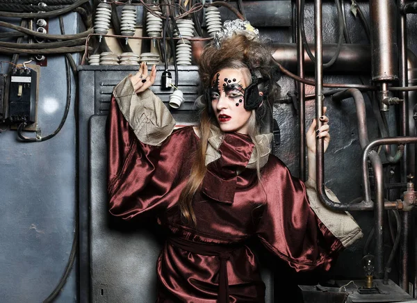 Κομψή κυρία steampunk σε ένα δημιουργικό εσωτερικό. — Φωτογραφία Αρχείου