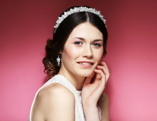 ジュエリー、贅沢、結婚式、人々の概念:彼女の髪に豪華なダイヤモンドを持つ若い花嫁 — ストック写真