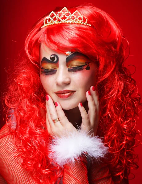 Encantadora mujer con peluca rizada roja y corona. La princesa sonríe. —  Fotos de Stock