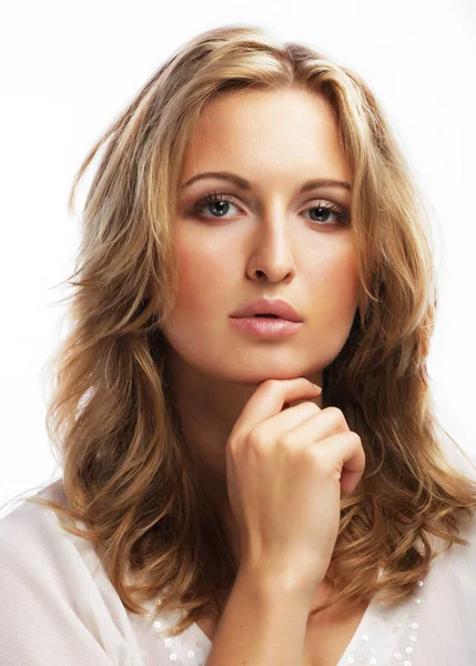 Junge Frau mit gesunder Gesichtshaut über weißem Hintergrund — Stockfoto