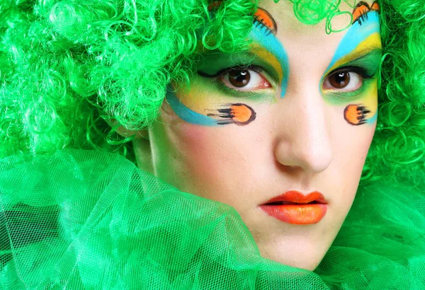 Όμορφη νεαρή γυναίκα με πράσινη περούκα και γιορτινό μακιγιάζ. Έννοια διακοπών και πάρτι. — Φωτογραφία Αρχείου