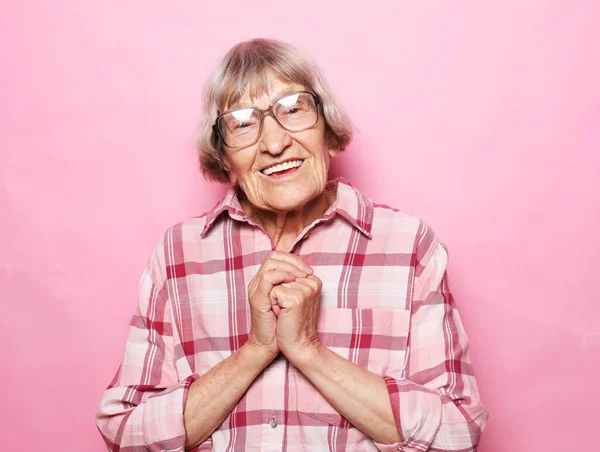 Estilo de vida, emoção e conceito de pessoas idosas: idosos de cabelos grisalhos agradável bela mulher rindo usando óculos. — Fotografia de Stock