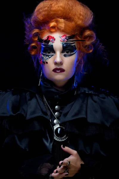 Rothaarige junge Frau im Hexenkostüm. Kreatives Make-up für Maskerade. — Stockfoto