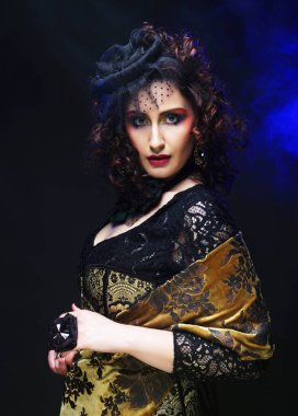 Parlak makyajlı, saç stili, kırmızı deve kuşu tüyü, parti ve karnaval temalı güzel bir kadın..