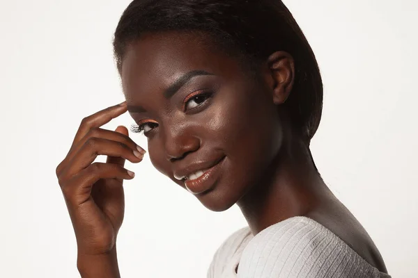 Porträtt av afrikansk amerikansk kvinna glamour makeup över vit bakgrund — Stockfoto