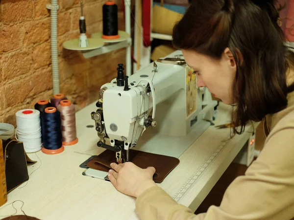 Jonge vrouw naaien lederen handtas — Stockfoto