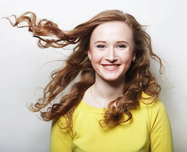 Emozione e concetto di persone: bella bionda giovane donna sorridente e ridente su sfondo bianco — Foto Stock