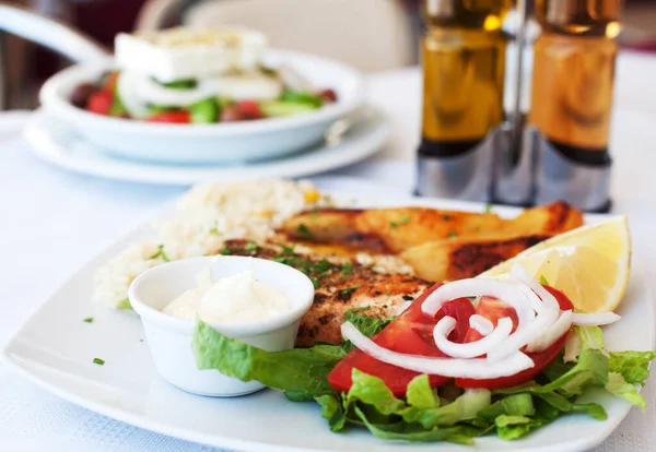 Grèce aliments - Saumon et légumes grillés sur plaque blanche — Photo