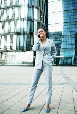 İş, iletişim, teknoloji ve insanlar konsepti - genç gülümseyen Afrikalı Amerikalı iş kadını akıllı telefondan arıyor