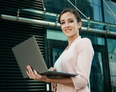 Dizüstü bilgisayarda başarılı bir iş adamı.