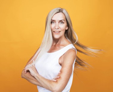 Güzellik, moda ve yaşlılar konsepti: uzun güzel gri saçlı güzel yaşlı kadın..