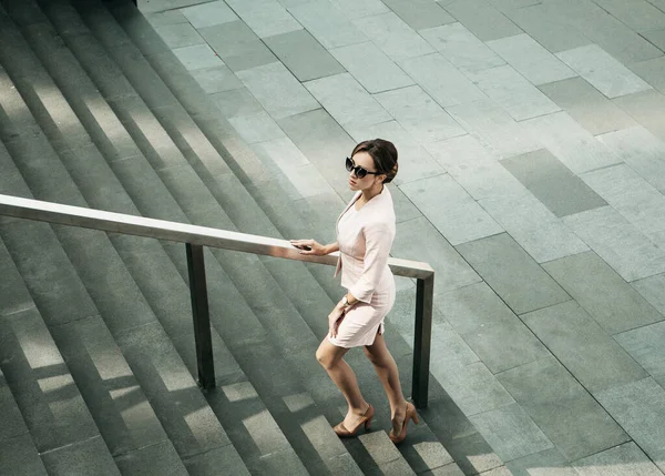 Frau im Businessstil neben der Treppe, Business- und Karrierekonzept — Stockfoto