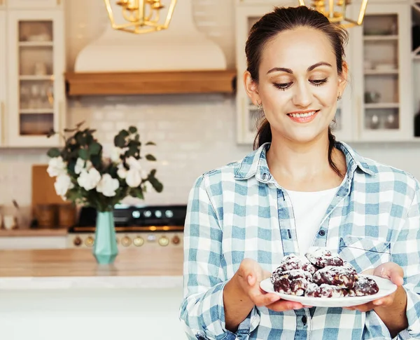 Young beautiful happy woman holding a plate of cookies. Start of a great day. — Stock Photo, Image