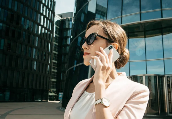 ビジネス、人、テクノロジー、ライフスタイルの概念:オフィスの近くに電話を持つビジネスウーマン. — ストック写真