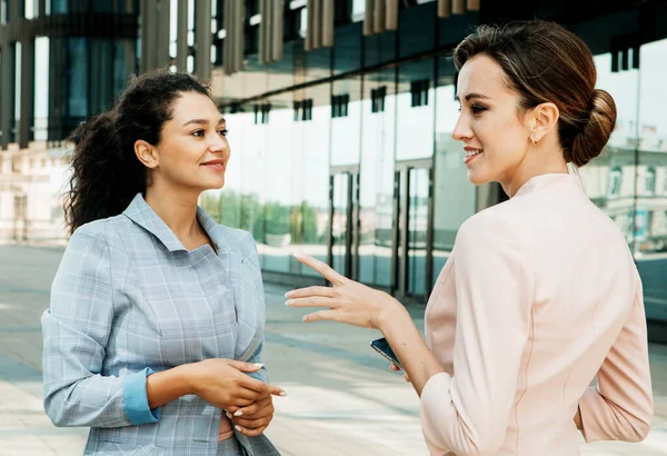 Business, people and lifestyle concept: Two business women having a casual meeting or discussion in the city. — Stock Photo, Image