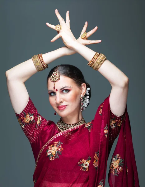 Piękne indyjski dziewczyna taniec na szare tło — Zdjęcie stockowe