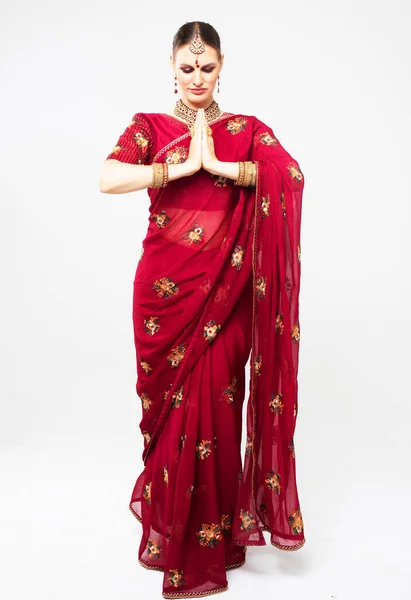 Mladá hinduistka modelka s bižuterií. Tradiční Indie kostým červená sari přes bílé pozadí. — Stock fotografie