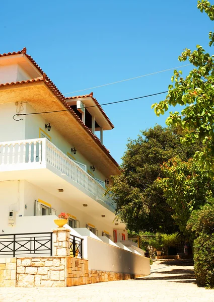 Hotel en Grecia, día de verano — Foto de Stock