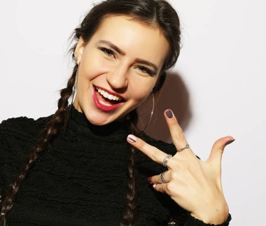 Modayı takip ediyorum. Güzel bir genç kadının portresi.