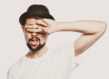 Gülümseyen sakallı bir adamın portresi.