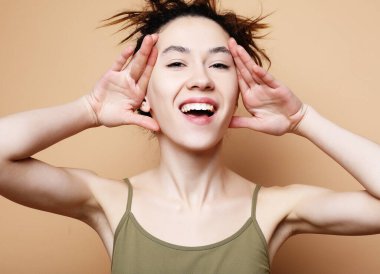 Genç, güzel, neşeli, gülümseyen kızın portresi.