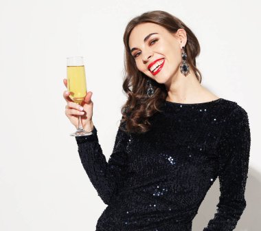 Yeni yıl, doğum günü, tatil konsepti, elinde şampanya bardağıyla gece elbisesi içindeki genç çekici kadın.