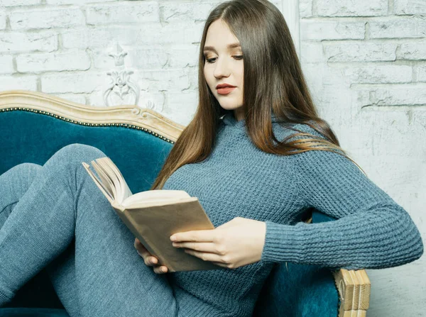 Молода блондинка розслабляється вдома і читає книгу, стиль життя і концепцію людей — стокове фото