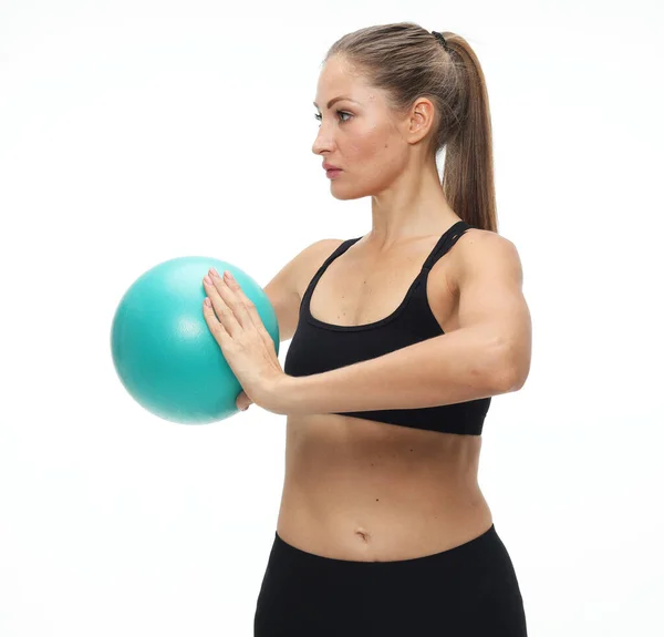 Giovane donna adulta in forma che fa esercizio di yoga allenamento con la palla ginnastica. — Foto Stock