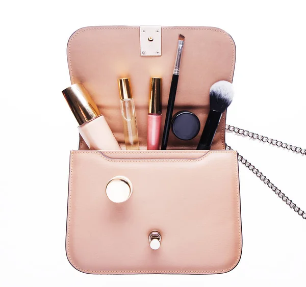 Make-up-Produkte mit Kosmetiktasche auf weißem Hintergrund — Stockfoto