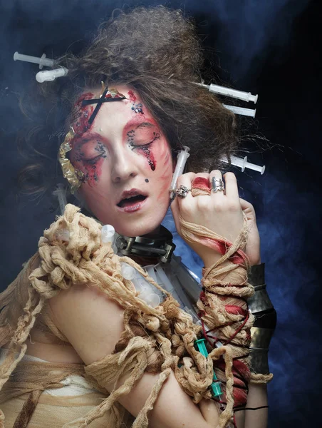 Giovane donna con trucco creativo. Tema di Halloween. Tema zombie. — Foto Stock