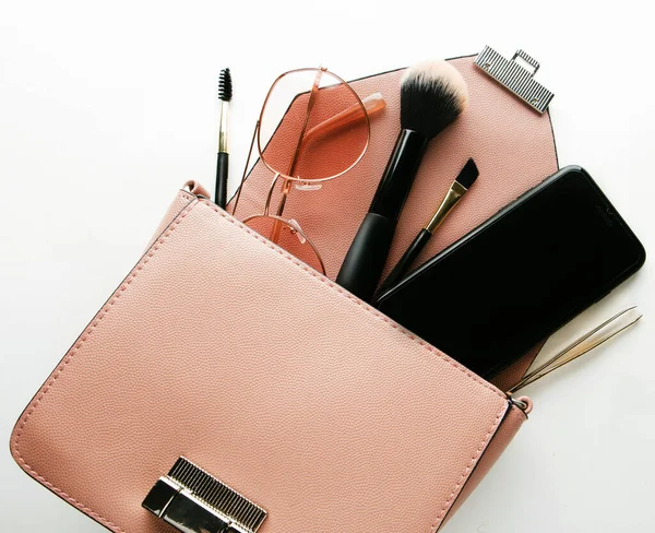 Conjunto plano de bolso de mujer de cuero rosa abierto con cosméticos, acce — Foto de Stock