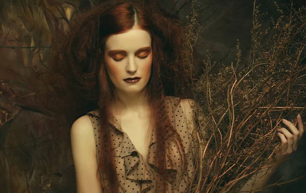 Parlak yaratıcı makyajlı, kızıl saçlı kadın portresini kapat. — Stok fotoğraf