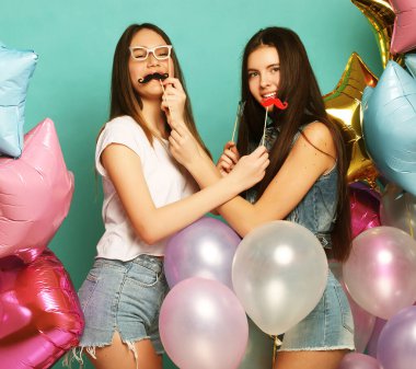 Yaşam tarzı, arkadaşlar ve insanlar konsepti: hippi kızların en iyi arkadaşı